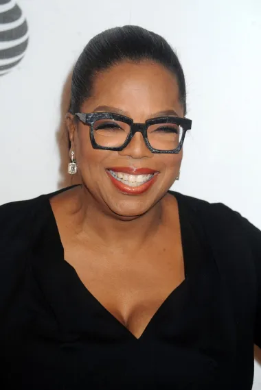 Oprah Gail Winfrey rođena je 29. siječnja 1954. godine u Kosciusku u američkoj saveznoj državi Mississippi. Rođena je u toliko siromašnoj obitelji da je jednom prilikom izjavila kako su joj jedine igračke bile kukci. Odgajala ju je samohrana majka, odijevajući je zbog neimaštine u vreće od krumpira, što je izazivalo podsmijeh među njezinim vršnjacima. Osim krajnjeg siromaštva, buduća najbogatija Afroamerikanka imala je traumatično djetinjstvo zbog toga što ju je ujak silovao u dobi od devet godina, a ostala je trudna s 14 godina i izgubila tek rođenog sina koji je preminuo zbog preuranjenog poroda. Nakon što je njezina majka dobila posao kućne pomoćnice danju, a čistačice noću, Oprah se s njom odselila u Chicago, u kojem je doživjela kulturološki šok živeći u kriminalnom okružju čikaškog geta. Vrlo brzo je usvojila pravila ponašanja u crnačkom getu te se i sama okušala kao sitna kradljivica. Danas je pak najbogatija Afroamerikanka svijeta i milijarderka, a posjeduje cijelo medijsko carstvo. Daleko je dogurala, zar ne?