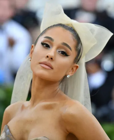 
Jedna od najslavnijih pjevačica svoje generacije, dama s prepoznatljivim konjskim repom, Ariana Grande, definitivno nije odrastala u siromaštvu. Njezina je majka naime bila CEO velike medijske korporacije, a otac joj je osnivač jedne od najuspješnijih tvrti za grafički dizajn u svijetu. Baš zahvaljujući tome što je odrastala u bogatoj obitelji roditelji su joj priuštili sve audicije, lekcije pjevanja i glume, kao i plesa, a koje je malena Ariana uopće mogla i poželjeti. Recimo, Ariana je kao djevojčica pjevala nacionalnu himnu SAD-a na velikoj utakmici Florida Panthersa, a taj su nastup njezini roditelji platili kako bi privukli pozornost agenata na Arianu. 