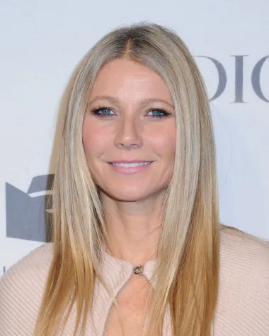 Gwyneth Paltrow je danas majka, poduzetnica i oskarovka, a dovoljan dokaz toga u kakvom je svijetu odrastala je i činjenica da joj je krsni kum slavni Steven Spielberg. Naime, plavokosa glumica rođena je u obitelji filmaša. Otac joj je bio slavni producent i redatelj, a majka joj je megapoznata glumica Blythe Danner. Odrastajući, Gwyneth je pohađala najprestižnije privatne škole SAD-a, a na scenu ju je doveo upravo Spielberg koji se založio za nju casting agentima te se tako probila na film. 