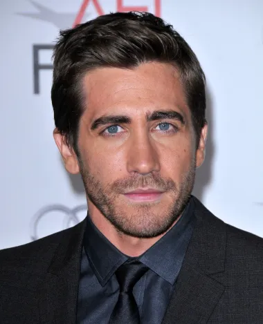 Plavokosi holivudski ljepotan Jake Gyllenhaal američki je glumac koji je odrastao u slavnoj njujorškoj filmaškoj obitelji. Sin je redatelja Stephena Gyllenhaala i brat glumice Maggie Gyllenhaal, a počeo je glumiti s deset godina. Prvu je zapaženu ulogu imao 2001. godine u filmu „Donnie Darko“, a zanimljivo je da mu je krsni kum legenda Hollywooda, Paul Newman. Uz njega, krsna kuma mu je i Jamie Lee Curtis. Dakle, od samog početka svog života Jake je bio okružen holivudskom elitom pa ne čudi da je i sam postao njezin dio. 