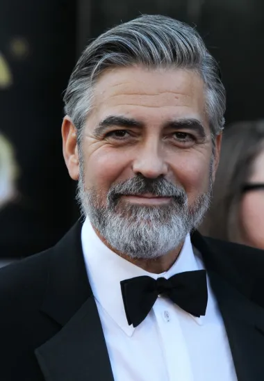 Vjerojatno jedini holivudski glumac koji se po popularnosti može mjeriti s Brad Pittom je George Clooney, zavodnik, oskarovac i šarmer s filmskog platna koji već više od 30 godina oduševljava publiku diljem svijeta. Ovaj veliki filmski mag rođen je prije 60. godina te je sada i službeno u sedmom desetljeću života, no nikada nije izgledao bolje. Njegov put do slave bio je dug i zavojit, no sav trud se na kraju isplatio s obzirom da je Clooney jedan od najplaćenijih i najtraženijih glumaca današnjice. Clooney je 1984. dobio svoju prvu zapaženu ulogu u megapopularnoj televizijskoj seriji „E/R“, koju mnogi pak miješaju s jednako popularnom „Hitnom službom“ u kojoj je Clooney glumio deset godina kasnije. Upravo je sa „Hitnom službom“ od 1994. do 1999. stekao svjetsku slavu kao doktor Doug Ross te postao miljenik gledateljica. 2006. je za karijeru ovog glumca došla velika čast -  nominiran je za Oscare za najboljeg redatelja i najbolji originalni scenarij za „Laku noć i sretno“, te za najboljeg sporednog glumca za „Syrianu“. Postao je prva osoba u povijesti koja je iste godine nominirana za režiju jednog filma i glumačku izvedbu u drugom. Osvojio je nagradu za svoju ulogu u „Syriani“. Što se privatnog života tiče, Clooney je dugo bio okorjeli zavodnik i neženja. Clooney je jednom bio u braku, s glumicom Talijom Balsam, od 1989. do 1993 nakon čega mu se institucija braka na dugo - zgadila. Rekao je kako se više neće ženiti niti će imati djece, ali su se Michelle Pfeiffer i Nicole Kidman okladile s njim u deset tisuća dolara da će postati otac prije četredesete. Obje su bile u krivu te su poslale ček. Vratio je novac, okladivši se u dvostruko ili ništa da neće postati otac ni do pedesete. Ipak, na kraju ga je uspjela odvesti do oltara pravnica Amal Alamuddin. S njom danas ima i dvoje djece. 