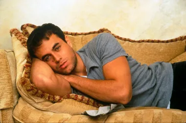 Prema mišljenju mnogih dama najzgodniji latino pjevač, Enrique Iglesias, rođen je 1975. kao sin čuvenog pjevača Julia Iglesiasa. Glazbenu je karijeru započeo 1995. godine kao 20-godišnjak, s prvim studijskim albumom o kojem je potajno sanjao još od svoje 16 godine, čak bez znanja svoje obitelji. U samo prva 3 mjeseca prodao je svoj prvi album u milijun primjeraka albuma i primio svoju prvu zlatnu ploču i to u Portugalu, tri tjedna nakon objave albuma. Glazbenu je karijeru tako započeo na španjolskom jeziku, da bi tek 2000. godine propjevao i na engleskom jeziku. 1997. godine održao je svoju prvu svjetsku turneju nazvanu „Vivir“, koja je uključivala 78 koncerata u 13 zemalja, a posjetilo ju je više od 720 tisuća ljudi. Već na toj turneji Enrique je svirao na stadionima s kapacitetom od preko 50 tisuća mjesta. Listu nagrada Enrique Iglesiasa teško je točno prebrojati, ne zna vjerojatno ni on sam sve svoje uspjehe, ali otprilike bi se mogli svesti na 116 platinastih albuma, 227 zlatnih i 26 međunarodnih glazbenih nagrada, uključujući Grammy 1996., godine u kategoriji najboljeg latino pop izvođača. Danas zgodni Enrique ima 46 godina, izgleda bolje no ikad, a sretan je i na privatnom planu. Naime, on još od 2001. ljubi rusku tenisačicu Annu Kournikovu s kojom ima i troje djece. 