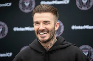 Bivša legenda Manchester Uniteda i reprezentacije Engleske danas ima 47 godina, 500 milijuna dolara na računu i sretnu obitelj koju je stvorio s poduzetnicom, dizajnericom i bivšom Spice Girlsicom Victorijom Beckham. David je otac četvero djece, a nedavno je oženio i svog najstarijeg sina Brooklyna. Zahvaljujući njegovom nevjerojatnom izgledu mnoge će se žene složiti kako stari kao vino – što je stariji, to je bolji. Iako nije uvijek bio uzoran suprug, Victoriju je upoznao davne 1997. I danas njih dvoje čine jedan od &quot;IT&quot; parova među bogatima i slavnima, a često dijele s javnošću i brojne obiteljske trenutke s djecom. Često se našao i u ulozi modela, što nimalo ne čudi, jer i u petom desetljeću ima lijepo lice i zavidne mišiće. Uz trojicu sinova, Brooklyna, Cruza i Romea, Davidova mezimica svakako je kćerkica Harper Seven koja je izrasla u neodoljivu djevojčicu. Podsjetimo se, David je bio jedan od najslavnijih nogometaša svih vremena, a bivši je engleski reprezentativac i kapetan Gordog Albiona. David Beckham nije samo odličan nogometaš, već je i svjetska modna ikona, jedno od najpoznatijih lica u svijetu za koje se otimaju brojni proizvođači sportske opreme, kozmetike, naočala i drugih proizvoda. Sveukupno iznimno poduzetan i uspješan tip. 