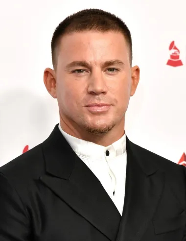 Channing Tatum rođen je 26. travnja 1980. u gradiću Cullmanu u saveznoj američkoj državi Alabami, a danas je znan kao melem za oči žena diljem svijeta. Kada je Channing imao 6 godina dijagnosticirali su mu ozbiljnu hiperaktivnost s poremećajem pozornosti, poznatiju kao ADHD i disleksiju, zbog kojih mu je pripisana terapija. U jednom intervjuu je otkrio kako se za vrijeme uzimanja tih lijekova osjećao kao da je bez duše, te da to svome djetetu nikad ne bi napravio. Kako bi smirili njegovu hiperaktivnost, roditelji su ga usmjeravali na razne sportove, tako je Channing još kao mali počeo trenirati nogomet, bejzbol, atletiku i kung-fu. Zahvaljujući stalnoj izloženosti sportovima još kao mladić izgradio je tijelo vrijedno divljenja, a počeo je raditi i kao striper. Tako je shvatio da voli i ples pa se 2000. godine prijavio na casting za plesače u spotu Rickyja Martina „She Bangs“. Mišićavi mladi Channing je primijećen u spotu i pozvan ubrzo da radi u modnoj industriji kao model na revijama i to odmah za top dizajnere kao što su Giorgio Armani i Abercrombie &amp; Fitch, a uslijedili su i modni editorijali za magazin „Men&apos;s Health“. Channing je glumački debi imao 2004. u popularnoj TV seriji „CSI: Miami“, a zatim je usijedilo i nekoliko manjih filmskih uloga. Tada je shvatio da više ne želi raditi u modnom svijetu već glumačkom. 2006. godine ponuđena mu je glavna muška uloga u filmu „Ona je najbolja“. Iste godine dobio je ulogu u filmu koja ga je svjetski proslavila, u glazbenom romantičnom filmu &quot;Step Up&quot;, čiji su producenti toliko bili oduševljeni Channingovom plesnom vještinom da su u medijima naglašavali kako je on vjerojatno &quot;jedan od najboljih uličnih plesača ikad&quot;. Uloga u „Step Up“ mu je promijenila život i učinila ga velikom zvijezdom, a na setu je upoznao i svoju, sada već bivšu, suprugu Jennu Dewan. Vjenčali su se u srpnju 2009. i četiri godine kasnije im se rodila kći. U travnju 2018. par je objavio da se razvode. Zanimljivo je kako je Tatum nakon razvoda bio dvije godine u vezi s engleskom pop divom Jessie J, a od 2021. je u vezi s Zoe Kravitz.