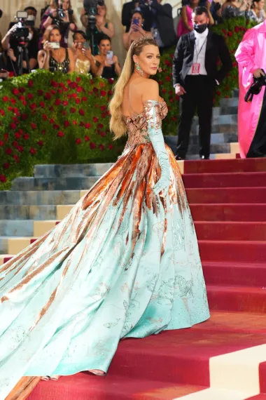 Blake Lively je znana po svojim uvijek besprijekornim modnim izdanjima, a ove je godine nadmašila samu sebe. Naime, pojavila se u metalik brončanoj haljini koja je izgledala prekrasno pod svjetlima reflektora, a kasnije nam je pripredila i veliki twist – mašna na boku haljine rastvorila se i pretvorila Blakeinu haljinu u divnu posvetu Kipu slobode, simbolu „Gilded Agea“. Igra metalik mint i brončanih tonova izgledala je zapanjujuće, a dugački šlep vukao se dramatično po stepenicama Metropolitan Museuma. Haljinu je potpisala modna kuća Versace, a svi su se složili kako je Blake bila najbolje odjevena dama večeri. 