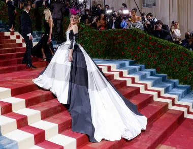 Omiljeno TV lice iz &quot;Seksa i grada&quot; i modna muza Sarah Jessica Parker i ove je godine svojim lookom sve oduševila. Naime, glumica se pojavila u raskošnoj krinolini crno-bijele boje s potpisom Christophera Johna Rogersa, a sama haljina je posveta prvoj Afroamerikanki dizajnerici koja je uspjela stupiti na modnu scenu u 19. stoljeću - Elizabeth Hobbs Keckley. Uz dodatak mašni na rukavima i korzet koji odgovara dizajnu tog doba, Sarah Jessica pokazala je kako je jako ozbiljno shvatila ovogodišnju temu Met Gale. 