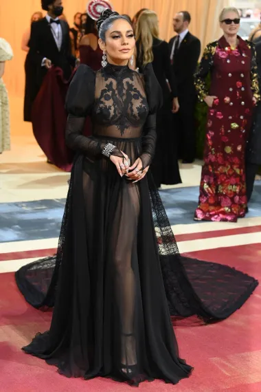 Vanessa Hudgens ove se godine na Met Gali pojavila u ovoj dramatičnoj, poluprozirnoj crnoj haljini od metara i metara tila, a koja je otkrila pogled na njezino donje rublje i golo tijelo. Kreaciju je potpisala modna kuća Moschino, a svi su se složili kako Vanessa možda nije u potpunosti pratila temu &quot;Pozlaćenog doba&quot; razvoja američke povijesti, ali je u svakom slučaju zasjala na svoj način. Ova hrabra kreacija u kombinaciji s obiljem raskošnog nakita nikoga nije ostavila ravnodušnim. 