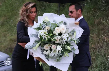 Ana je mladencima donijela i golemi bijeli buket koji nije mogao proći nezapaženo. 