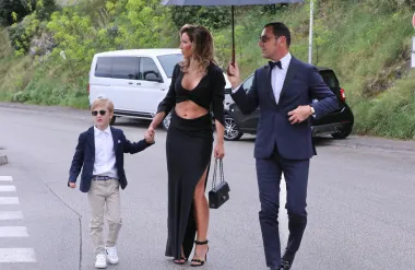 Glumica je odjenula izazovnu haljinu koja je otkrila njezine savršene trbušnjake. 
