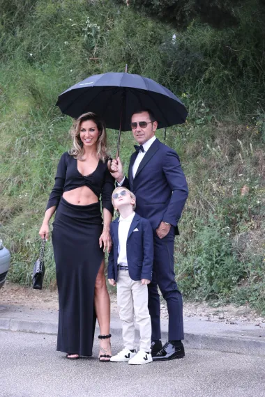 Dok su glumičin suprug i sin bili u tamnoplavoj varijanti, Ana se odlučila za posve crnu kombinaciju. Izazovnu haljinu sparila je sa Chanel torbicom i crnim sandalama. 