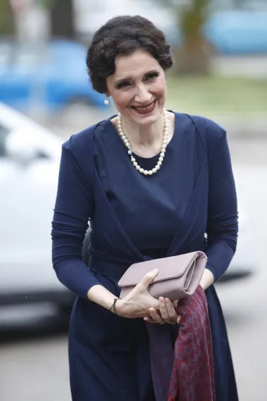 Slavna pjevačica bila je jedna od gošći na vjenčanju, a iznenadila je decentnom tamnoplavom haljinom koju je upotpunila bisernom ogrlicom i podignutom frizurom. 