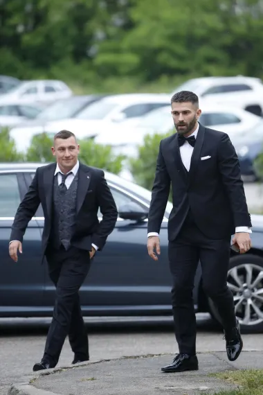Mladoženja Marko odlučio se za crno odijelo sa crnom leptir mašnom i bijelim detaljima. 