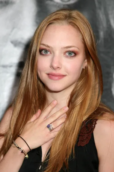 Amanda Seyfried je 36-godišnja glumica, model i pjevačica, a koja se proslavila u ranoj teen dobi s filmom kultne reputacije &quot;Mean Girls&quot;. Od tada do danas snimila je brojne megauspješne kino hitove, poput spektakla &quot;Les Miserables&quot; za kojeg je bila nominirana i za Oscara, a pažnju publike privukla je i dramom &quot;Lovelace&quot; u kojoj je glumila jednu od najslavnijih porno glumica svih vremena. No, ono po čemu publika najbolje poznaje ovu zelenoooku ljepoticu definitivno je njezina uloga u mjuziklu &quot;Mamma Mia!&quot;. Amanda je inače bila nekoliko puta proglašena jednom od najljepših žena svijeta, snimila je brojne modne editorijale i naslovnice časopisa te se proslavila upravo zahvaljujući svom prodornom, a opet nježnom pogledu. Danas je majka dvoje djece koje je dobila u braku s Thomasom Sadoskijem, kolegom glumcem. 