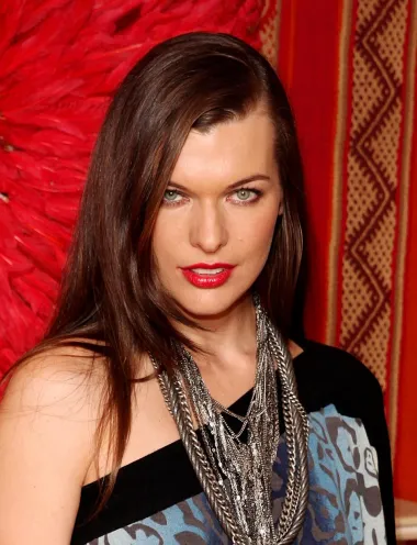 Milla Jovovich je jedna od megapopularnih supermodela 1990-ih, ali i uspješna glumica. Ova diva nevjerojatno izražajnih očiju može se pohvaliti kombinacijom ukrajinskog, srpskog i ruskog porijekla, a karijeru na filmu je započela davnih dana, snimivši nastavak legendarnog filma &quot;Plava laguna&quot;. Svjetsku filmsku slavu je stekla filmovima &quot;Peti Element&quot; i &quot;Resident Evil&quot;, a nerijetko je u svojoj dugoj karijeri tumačila uloge žena s psihičkim bolestima, SF junakinje i heroine neobičnih karaktera. Danas je Milla majka troje djece, a udavala se isto tri puta. Prvo je svoje srce nakratko poklonila Shawnu Andrewsu, zatim redatelju Lucu Bessonu, a na kraju je sreću pronašla s redateljem Paulom W. S. Andersonom. 