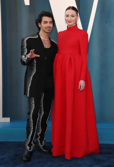 Sophie Turner i Joe Jonas upoznali su se preko zajedničkih prijatelja, a na kraju su zajedno otišli na spoj u lokalni bar. Sophie nije očekivala da će joj se Joe svidjeti, pa je na spoj povela sve svoje muške prijatelje. No bila je u krivu, a u intervjuu za Elle je objasnila: &quot;Joe nije poveo osiguranje sa sobom, već samo prijatelja. Sjećam se da smo proveli samo nekoliko minuta na plesnom podiju, a onda smo se zavukli u kut bara i satima razgovarali. Ubrzo smo postali nerazdvojni, a ja sam otišla s njim na turneju&quot;. Sada su u braku i imaju jednu kćer, a drugo dijete im je na putu.