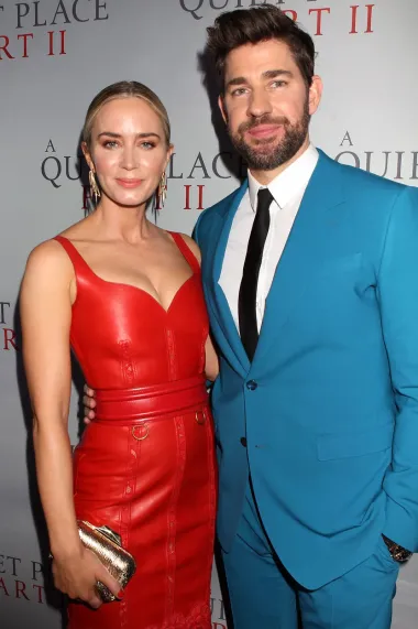 Glumica Emily Blunt upoznala je svog supruga, također glumca Johna Krasinskog, kada joj je prišao u restoranu kako bi razgovarao s njom. Njezin prijatelj koji je poznavao Johna primijetio ga je s druge strane restorana prije nego što je prišao Emily i započeo razgovor s njom. John je zatim Emily odveo na prvi spoj, i to u streljanu, gdje je viknuo kad je prvi put ispalio pištolj. Objasnio je da je bio siguran da joj se neće svidjeti i da je htio odmah upropastiti spoj, no ispostavilo se da je bio u krivu - par je u braku od 2010. godine i zajedno imaju dvoje djece.