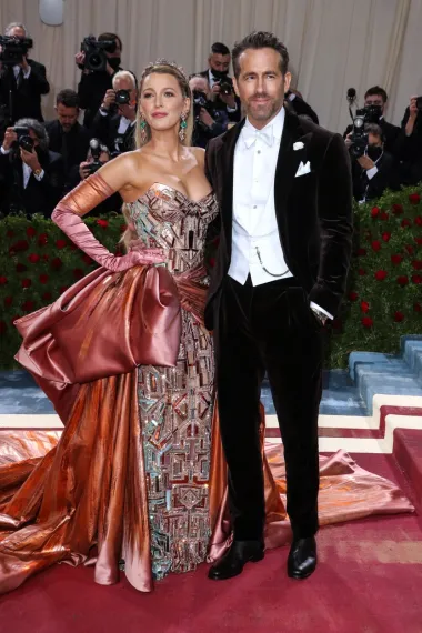 Glumci Blake Lively i Ryan Reynolds zbližili su se na snimanju filma &quot;Zelena lanterna&quot;, ali su oboje tada bili u vezama. Godinu dana kasnije, oboje su bili slobodni i odlučili su otići na dvostruki spoj, ali s drugim ljudima. Ryan je to nazvao &quot;najneugodnijim spojem&quot;, no ne za njega i Blake, već za ljude s kojima su došli, jer su iskre između njega i Blake bile vrlo očite. Nakon tog spoja, Ryan ju je počeo doživljavati kao puno više od prijateljice. U međuvremenu su prohodali te su se vjenčali prije gotovo deset godina, a zajedno imaju troje djece.