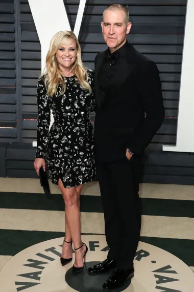 Reese Witherspoon upoznala je svog sadašnjeg supruga Jima Totha kada ju je na zabavi &quot;spasio&quot; od svog pijanog prijatelja koji joj se upucavao i vikao na nju. Tada je došao Jim, ispričao se u ime svog prijatelja i odmaknuo ga od nje. Reese je za časopis Elle rekla da su je Jimovi postupci impresionirali i natjerali da shvati da je on stvarno dobar prijatelj. Vjenčali su se manje od godinu dana kasnije 2011. i zajedno imaju jedno dijete, uz dvoje djece iz Reeseina prethodnog braka.