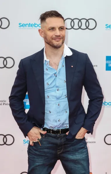 Zgodni Britanac Tom Hardy prvi je na našoj listi, a osim što je neodoljivo zgodan i što mu pristaje svaki look - od duge brade do kratke kose - ovaj glumac vrlo je talentiran. Gledali smo ga u nekoliko uspješnica, među kojima su serije &quot;Tabu&quot; i &quot;Peaky Blinders&quot; i filmovi &quot;Venom&quot; i &quot;Pobješnjeli Max: Divlja cesta&quot;, a utjelovio je i zločinca Banea u filmu &quot;Vitez tame: Povratak&quot;, posljednjem filmu trilogije o Batmanu.