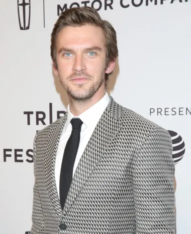 Podrijetlom iz Surreyja, zgodni plavokosi i plavooki glumac Dan Stevens poznat je po ulozi u filmu &quot;The Guest&quot;, kao i po ulozi Matthewa Crawleyja u povijesnoj drami &quot;Downtown Abbey&quot;, čiji odlazak u trećoj sezoni serije nitko nije prežalio. No, 2016. godine dobio je najveću priliku u karijeri, u dugo očekivanoj filmskoj produkciji Disneyjeve &quot;Ljepotice i zvijeri&quot;, gdje Stevens glumi Zvijer uz Emmu Watson, koja je dobila ulogu Belle.
