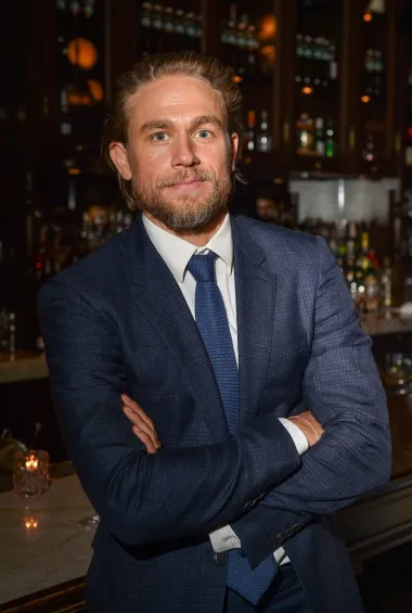 Još jedan plavokosi ljepotan, Charles &quot;Charlie&quot; Hunnam, engleski je glumac i scenarist najpoznatiji po ulozi Jacksona &quot;Jaxa&quot; Tellera u seriji &quot;Sons of Anarchy&quot;, za koju je dvaput bio nominiran za nagradu Critics&apos; Choice za najboljeg glumca. Krase ga dulja plava kosa i brada i, iako možda nije toliko poznat kao njegovi ranije spomenuti kolege, jednako je zgodan.