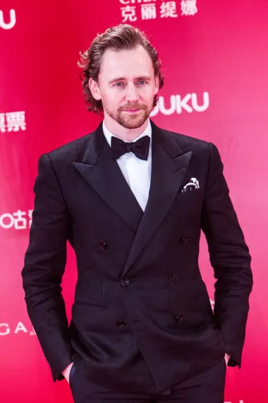 Nakon studija na Sveučilištu Cambridge, britanski glumac Tom Hiddleston međunarodnu je slavu stekao tek nakon što je utjelovio Lokija u &quot;Thoru&quot; iz 2011. Uslijedili su filmovi &quot;Duboko plavo more&quot;, gdje je glumio uz Rachel Weisz, &quot;Ponoć u Parizu&quot;, gdje je glumio pisca F. Scotta Fitzgeralda, kao i &quot;Put rata&quot; Stevena Spielberga, koji je dobio odlične kritike.