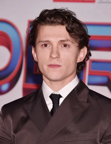 Još jedan Tom na listi, nešto mlađi od prethodnog, je Britanac Tom Holland. Iako je mlad, ima zavidan životopis, a nakon uloga u filmovima &quot;U srcu mora&quot; i &quot;Kapetan Amerika&quot;, ovaj se Britanac proslavio ulogom novog Spidermana, čiji je treći nastavak izašao krajem prošle godine, a i ove smo ga godine mogli gledati u filmu &quot;Uncharted&quot;.