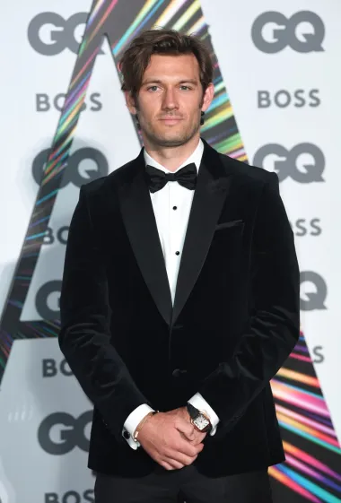 Zgodni britanski glumac i model Alex Pettyfer glumio je u školskim predstavama i na televiziji prije nego što je dobio ulogu Alexa Ridera, glavnog lika u filmskoj verziji &quot;Stormbreakera&quot; iz 2006., za koju je bio nominiran za nagradu Young Artist Award i Empire Award. Osim toga, gledali smo ga u filmovima &quot;Beskrajna ljubav&quot;, &quot;Zvijer&quot; i &quot;Čarobni Mike&quot;.