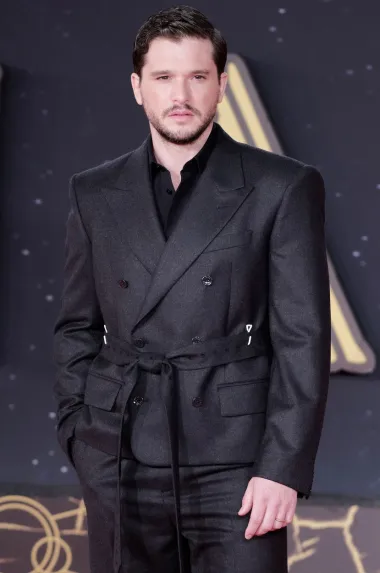 Kit Harington možda je najpoznatiji kao Jon Snow iz iznimno uspješne serije &quot;Igra prijestolja&quot;, koja se snimala i u Hrvatskoj. Osim toga, glumio je u nekoliko predstava u londonskom West Endu, a zanimljivo je da mladi Britanac ima kraljevsku krv i potomak je Charlesa II. 