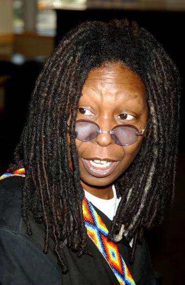 Whoopi Goldberg, oskarovka i jedna od najslavnijih komičarki svijeta, prva je slavna mlada baka s naše liste. Naime, Whoopi je svoje prvo unuče dočekala kada su joj bile samo 34 godine i time je apsolutna rekorderka ove liste! Njezina kći Alex Martin rodila je u tinejdžerskoj dobi, pa je tako Whoopi postala jako mlada baka, ali i prabaka. Danas Whoopi ima troje unučadi i čak jedno praunuče, koje je došlo na svijet kada je glumici bilo samo 58 godina. Njezina je najstarija unuka, Amarah Dean, tako rodila u 25. godini i Whoopi je postala prabaka - definitivno najmlađa celebrity dama s tom titulom u Hollywoodu!