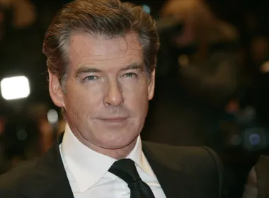 Iznimno zgodni i šarmantni  Pierce Brosnan, legendarni tajni agent 007, James Bond, postao je djed kada su mu bile 44 godine. Danas se ovaj slavni glumac može pohvaliti s troje unučadi, kao i činjenicom da obožava svoju ulogu djeda. Više je puta javno priznao kako ga ništa ne veseli više od igre s unucima.  Imena njegovih unuka i unučica su Isabella, Lucas i Marley May. Inače, unuke koje Brosnan ima dobio je preko svoje djece iz prvog braka s Cassandraom Harris s kojom ima sina i kćer. 