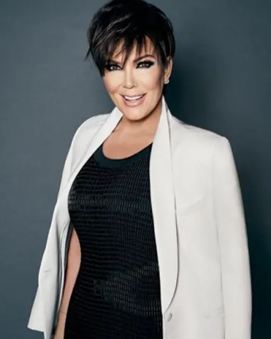 Kris Jenner, &quot;poglavica&quot; Kardashian-Jenner obitelji i majka najslavnijih reality zvijezda i starleta današnjice može se pohvaliti mnogobrojnom i megauspješnom obitelji. No, jesi li znala da Kris danas ima 66 godina i čak 11 unučadi, a da je svoje najmlađe unuče dočekala kada su joj bile 53 godine? Iako se to možda čini i relativno normalnom dobi za postati bakom, osobito kada se uzmu rekordi nekih drugih imena s ove naše liste, Kris je zapravo postala mlada baka i u kratkom je roku doživjela veliko povećanje broja svoje unučadi. Navodno Kris brine o svojoj unučadi kad god može, a mnogi koji je poznaju znaju da je njoj obitelj baš uvijek na prvom mjestu, pa i ne čudi što se tako dobro snašla i u ulozi bake. 