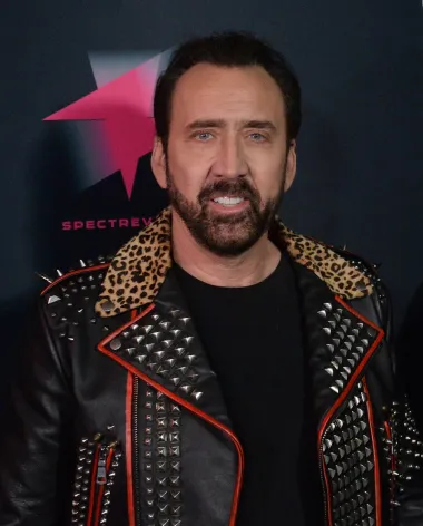 Veliki holivudski ekscentrik, Nicolas Cage, postao je djed kada je imao 50 godina. Danas ima već četvero unučadi, no najstariji je njegov unuk Lucian Augustus Coppola Cage koji nije još napunio 8 godina. Njegov je otac Nicolasov sin Weston Coppola Cage kojeg je dobio u vezi s Christinom Fulton 1990. godine. Inače, Cage ima dvoje djece, a upravo čeka i rođenje svog trećeg sina sa svojom petom suprugom!