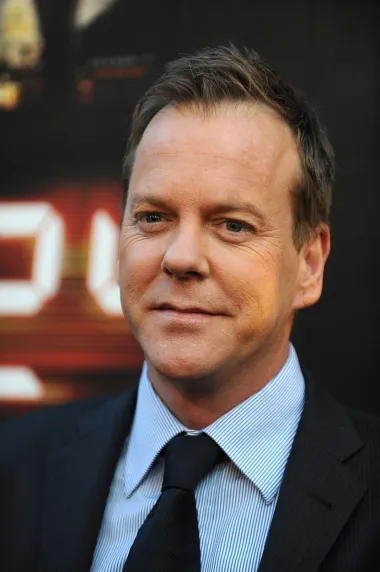 Kiefer Sutherland je sin slavnog britanskog glumca Donalda Sutherlanda, a i sam je velika holivudska faca. I dok ga mnogi poznaju kao šarmantno lice s filmskog platna, o njegovom se privatnom životu generalno u tabloidima slabo piše pa bi te mogla iznenaditi činjenica da je ovaj holivudski frajer prvo unuče dobio sa samo 39 godina! Naime, njegova je jedina biološka kći Sarah tada rodila svog sina Hamisha. Nakon njega je dobio još jedno unuče kada mu je njegova pokćerka Michelle Kath rodila drugo unuče, opet dječaka. 