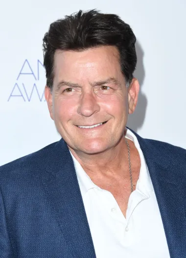 Charlie Sheen je znan kao zločesti dečko Hollywooda kojem su cijelu karijeru obilježili stalni sukobi s policijom i bivšim ljubavnicama, kao i alkohol i droge, a malo tko zna da je Charlie rano postao i djed. Naime, 2013., kada mu je bilo 47 godina, postao je djed kada je njegova kći od 28 godina rodila svoje prvo dijete. Njegova se unučica zove Jade, a njezinu je majku, svoju kćer, Charlie dobio 1984. u vezi sa srednjoškolskom ljubavi Paulom Profit. 