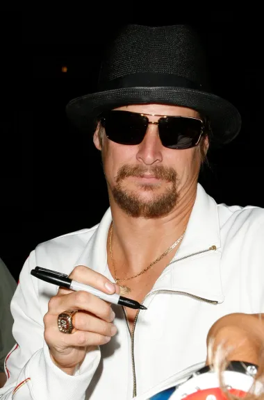 Kid Rock je glazbenik i slavni buntovnik najpoznatiji po svojem braku s Pamelom Anderson. No, jesi li znala da i on ima unučicu? Njegov je jedini sin Robert James Ritchie Jr. dobio dijete u svojim ranim 20-ima, a Kid je tako postao djed malene djevojčice Skye kada mu je bilo samo 44. S obzirom da Kid često na svojim društvenim mrežama objavljuje fotke igranja sa Skye čini se kako mu je uloga mlađahnog djeda dobro sjela. 