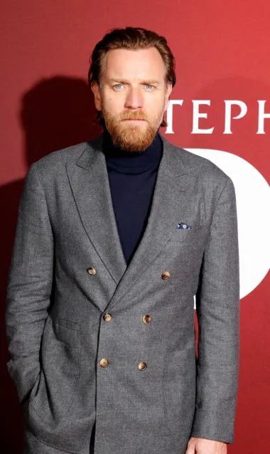 Jedini muškarac u top 10 najzgodnijih celebova iznad 40 je škotski glumac Ewan McGregor, jedan od najpopularnijih i najbolje plaćenih hollywoodskih glumaca. Ovaj 51-godišnjak uspješan je u blockbusterima kao i u manjim filmovima, a najpoznatiji je po ulozi Obi Wan Kenobija u početnoj trilogiji &quot;Zvjezdanih ratova&quot;. Očekujemo ga i ove godine u seriji &quot;Obi-Wan Kenobi&quot;. 
