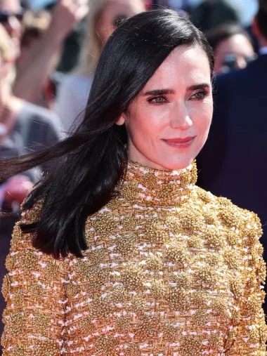 Na sedmom mjestu smjestila se 51-godišnja glumica Jennifer Connelly koju smo gledali u Netflixovoj seriji &quot;Snowpiercer&quot;, a gledat ćemo ju i u nadolazećem &quot;Top Gunu&quot;. Connelly je ostvarila još brojne zapažene uloge rijekom svoje karijere, koju je započela kao dječji model, nakon čega je debitirala u kriminalističkom filmu &quot;Once Upon a Time in America&quot; iz 1984. godine.