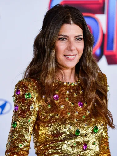 Ako je vjerovati ljudima na internetu, najzgodnija osoba iznad 40 je američka filmska, kazališna i televizijska glumica Marisa Tomei. Ova 57-godišnjakinja dobitnica je Oscara za najbolju sporednu žensku ulogu u filmu &quot;Moj rođak Vinny&quot; iz 1992., a njezina uloga u romantičnoj komediji &quot;Samo ti&quot; iz 1994. godine bila je jedna od njenih zapaženijih uloga.