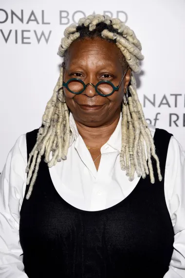 Whoopi Goldberg je znana kao simpatična komičarka s filmskog platna, no njezin život nije uvijek bio holivudska bajka. Naime, glumica je odrastala u neimaštini, a prvi puta je zatrudnjela kada joj je bilo samo 14 godina. Shvatila je da nešto nije  u redu kada nije dva mjeseca uzastopce dobila menstruaciju. Raspitivala se među vršnjakinjama što da napravi, jer klinike za abortuse u njezinoj sredini nisu postojale, te je tako prvo pokušala pobaciti uz pomoć nekonvencionalnih metoda - kupanja u vrućim kupkama, ispijanja biljnih čajeva, ali i napitaka koji su sadržavali alkohol, otrove i sredstva za čišćenje. Na kraju je odlučila otići na pobačaj u kući prijateljice, gdje joj je jedna susjeda napravila abortus vješalicom u nehigijenskim uvjetima. Srećom, sve je prošlo dobro, a Whoopi je postala velika zagovornica ženinog prava na izbor kada je riječ o zadržavanju djeteta. 