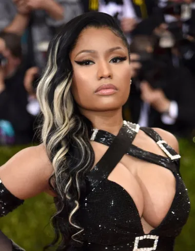 Danas jedna od najslavnijih reperica svijeta, Nicki Minaj, otvoreno je priznala kako je u ranoj teen dobi pobacila. Naime, Nicki je odrastala u vrlo siromašnoj obitelji te je ostala trudna na početku srednje škole, a kako nije imala nikakvih financijskih mogućnosti da brine za dijete, odlučila se na abortus. Pjevačica je priznala kako je to bila iznimno teška i bolna odluka te da je u tom trenutku smatrala kako je loša osoba što to čini, no da danas zna da zapravo nije imala drugog izbora. Svom nerođenom djetetu ne bi bila dobra majka niti bi mu mogla ponuditi život kakav zaslužuje, pa danas smatra kako je donijela ispravnu odluku i zbog nje ne žali. Zbog svog iskustva, Nicki je poznata kao velika pro-choice zagovornica. 