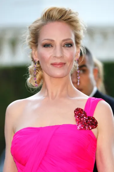 Ljepotica Uma Thurman priznala je kako je imala pobačaj u svojim kasnim teen godinama. Glumica je krajem 2021., povodom izglasavanja restriktivnog zakona protiv pobačaja u Teksasu, odlučila podijeliti svoje iskustvo s abortusom. Otvoreno je rekla kako je u zadnjem razredu srednje škole ostala trudna dok je tek započinjala svoju glumačku karijeru. Taman je dobila angažman za snimanje filma u Europi te se bila &quot;spetljala&quot; s mnogo starijim producentom. Uma je tako odlučila pobaciti, ali je rekla i kako je to bila teška i bolna odluka koja joj je slomila srce. Ipak, zna da je dugoročno napravila ispravnu odluku za sebe. 