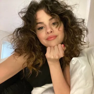Selena Gomez je ikona stila i glazbena senzacija već više od 10 godina, a na svom putu do slave i uspjeha je prošla mnoge turbulentne trenutke. Od prekida s Justinom Bieberom i sloma živaca postala je samozadovoljna mlada žena koja zna što hoće. Selena je već preko 5 godina singl te je u nedavnom intervjuu poručila kako smatra da je to razdoblje iskoristila najbolje što je mogla - učila je o sebi, shvatila da je sama sebi dovoljna te postala skroz &quot;chill&quot; po pitanju toga je li u vezi ili nije. Naime, priznala je kako je u mladosti bila opterećena time da se svidi muškarcima i uvijek je željela biti u romantičnoj vezi, dok danas uživa u čarima singl života i slobodi. 