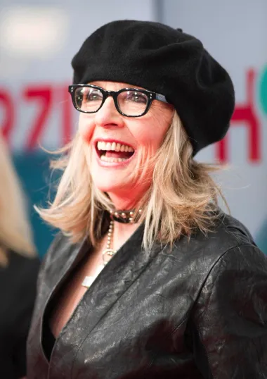 Diane Keaton je oskarovka koja je na sceni već desetljećima, a baš nikad nije se dala ukalupiti u bilo kakve okvire i norme, bilo da je riječ o vezama ili modnim kombinacijama. Ova ekscentrična, uvijek nasmijana glumica odbija dopustiti da ju ljubavna veza definira i oblikuje njezin karakter. Priznala je kako je u mladosti bila opsjednuta idejom romantične veze, braka i sretne obitelji, no da je kroz par negativnih ljubavnih iskustava brzo odrasla i pronašla mir i sreću u samoj sebi te shvatila kako je sama sebi dovoljna. &quot;Smatram da je smiješno što ljudi očekuju pronaći srodnu dušu s kojom će ostarjeti. Ja se nisam udala i ne smatram da zbog toga vrijedim manje, a taj mit o &quot;starim curama&quot; treba zauvijek odbaciti&quot;, rekla je jednom prilikom Diane na ovu temu. 
