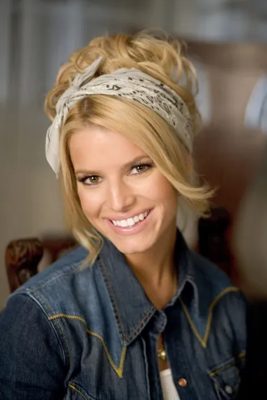 Jessica Simpson je odrasla kao kći svećenika te je glazbenu karijeru započela kao pjevačica u crkvenom zboru. Ranih 2000-ih je postala svjetski slavna zahvaljujući svom talentu, no već je s 14 godina počela patiti od bulimije s kojom se borila preko 20 godina, a sve zato što su joj talent agenti govorili kako mora biti mršava ako želi imati uspješnu karijeru. Osim toga, s obzirom da je Jessica vrlo religiozna, tabloidi se nisu mogli zasititi priče o tome kako će na gubitak nevinosti čekati do svoje udaje. Mediji su tako fetišizirali i seksualizirali Jessicu koja je u to doba bila tek tinejdžerica, a nazivali su je i &quot;seksi djevicom&quot;. Nick Lashay, koji je tada bio njezin dečko, i ona, podnijeli su mnogo uvredljivijih i intimnih pitanja o njihovom seksualnom životu, a Jessica je rekla kako joj je takav šovinistički stav prema njoj zauvijek oštetio samopouzdanje. 