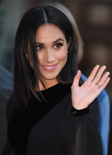 Bivša vojvotkinja od Sussexa, Meghan Markle, definitivno je jedna od najomraženijih žena svijeta. Naime, isprva su svi njezinu ljubav s princem Harryjem smatrali modernom ljubavnom pričom iz bajke, no čim je ostala trudna s njihovim prvim djetetom, mediji su počeli mijenati svoj stav prema njoj. Ljudi su je napadali zbog toga kako drži svoj trudnički trbuh, kako se odijeva i koliko troši. Pisalo se da ne prati kraljevska pravila, da je užasno razmažena te da je rasplakala i omiljenu Kate Middleton, buduću kraljicu, a na kraju je došlo do toga da su Meghan i Harry zauvijek napustili Veliku Britaniju, odrekli se svojih kraljevskih titula i krenuli živjeti mirnim životom u Kaliforniji. Nakon medijske hajke koju su tabloidi zakuhali Meghan, tko bi ih i krivio?
