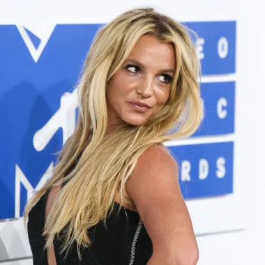 Britney Spears proslavila se krajem 1990-ih kao pop princeza, miljenica publike i seks simbol tadašnjice, no njezin uspjeh nije pretjerano dugo bio blistav. Naime, ubrzo se Britney suočila s izazovima i teretom slave te je pod njim u konačnici i pokleknula, a mediji su jedva dočekali da počnu o njoj pisati skandalozne naslove. Isprva je bila optužena za varanje tadašnjeg dečka Justina Timberlakea, a kasnije se sve dodatno zahuktalo kada je 2007. Britney imala prvi u nizu slomova živaca, završila pod skrbništvom svog oca i bila u medijima okarakterizirana kao loša majka. Sinovi su joj oduzeti te stavljeni pod skrbništvo njezinih roditelja i bivšeg muža, a Britney je &quot;pukla&quot; i pružila paparazzima prizor koji pop kultura neće zaboraviti - obrijala je glavu na ćelavo i time potvrdila pad svoje veličine. Iako je danas Britney opet sretna, njezin se imidž nikada nije obnovio, a mnogi ju i dalje smatraju posrnulom zvijezdom koja si je za sve nedaće sama kriva. 