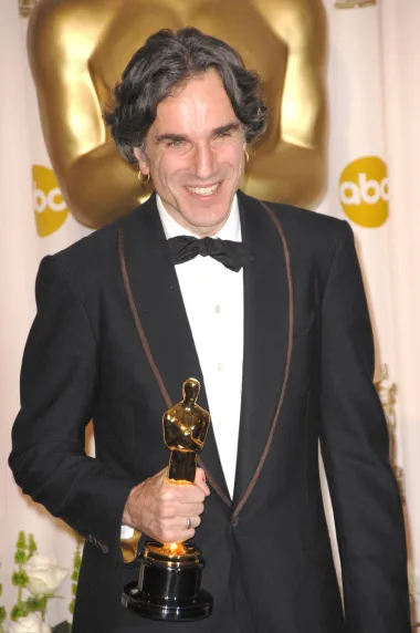 &quot;Moje lijevo stopalo&quot; priča je o Ircu rođenom s cerebralnom paralizom. Mogao je kontrolirati samo lijevu nogu, ali je uspio postati pisac i umjetnik. Daniel Day-Lewis poznat je po svom zaista nezamislivom pristupu kada je riječ o pripremama za uloge, a tijekom snimanja ovog filma inzistirao da gotovo cijelo snimanje provede u invalidskim kolicima. Drugi su ga hranili i vozili uokolo te su ga samo jednom vidjeli kako hoda. I izgleda da se isplatilo - glumac je osvojio prvog od svojih brojnih Oscara za ovaj nevjerojatan film.