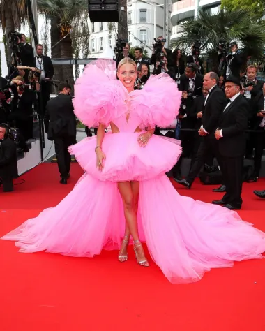Njemačka modna influencerica i blogerica Leonie Hanne na ovogodišnjem je filmskom festivalu u Cannesu izgledala poput Barbie - pojavila se u ekstravagantnoj ružičastoj kreaciji od tila s tutu suknjom i neobičnim rukavima s potpisom brenda Nicole + Felicia. Mnogi su njezino izdanje ocijenili kao potpuni flop. 