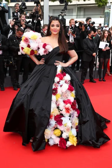 Tunisko-francuski model, pjevačica i glumica Sonia Ben Ammar na premijeru filma &quot;Top Gun: Maverick&quot; u Cannesu došla je u glamuroznoj crnoj haljini s cvjetnim detaljima i definitivno se istaknula u gomili.